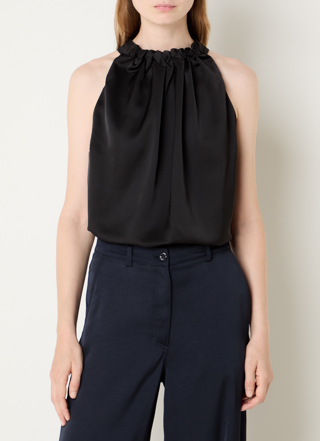 NIKKIE Aivy mouwloze top  met stretch - detail 4 zwart