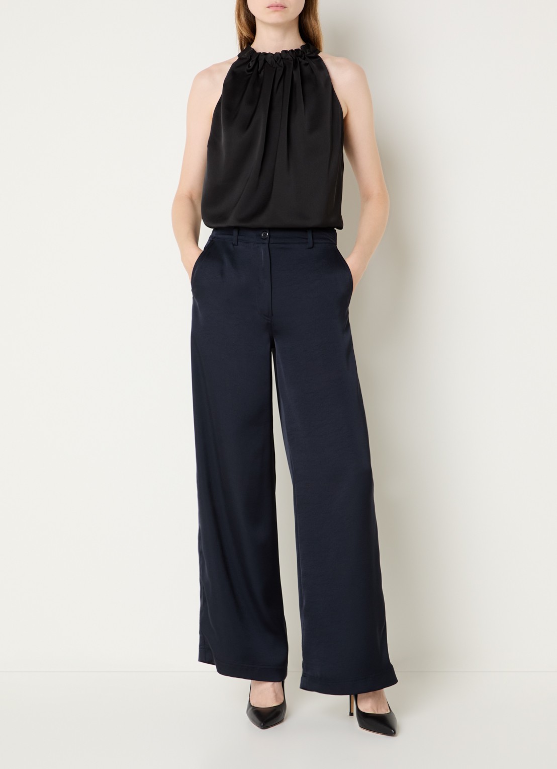 NIKKIE Aivy mouwloze top  met stretch - voorkant 2 zwart