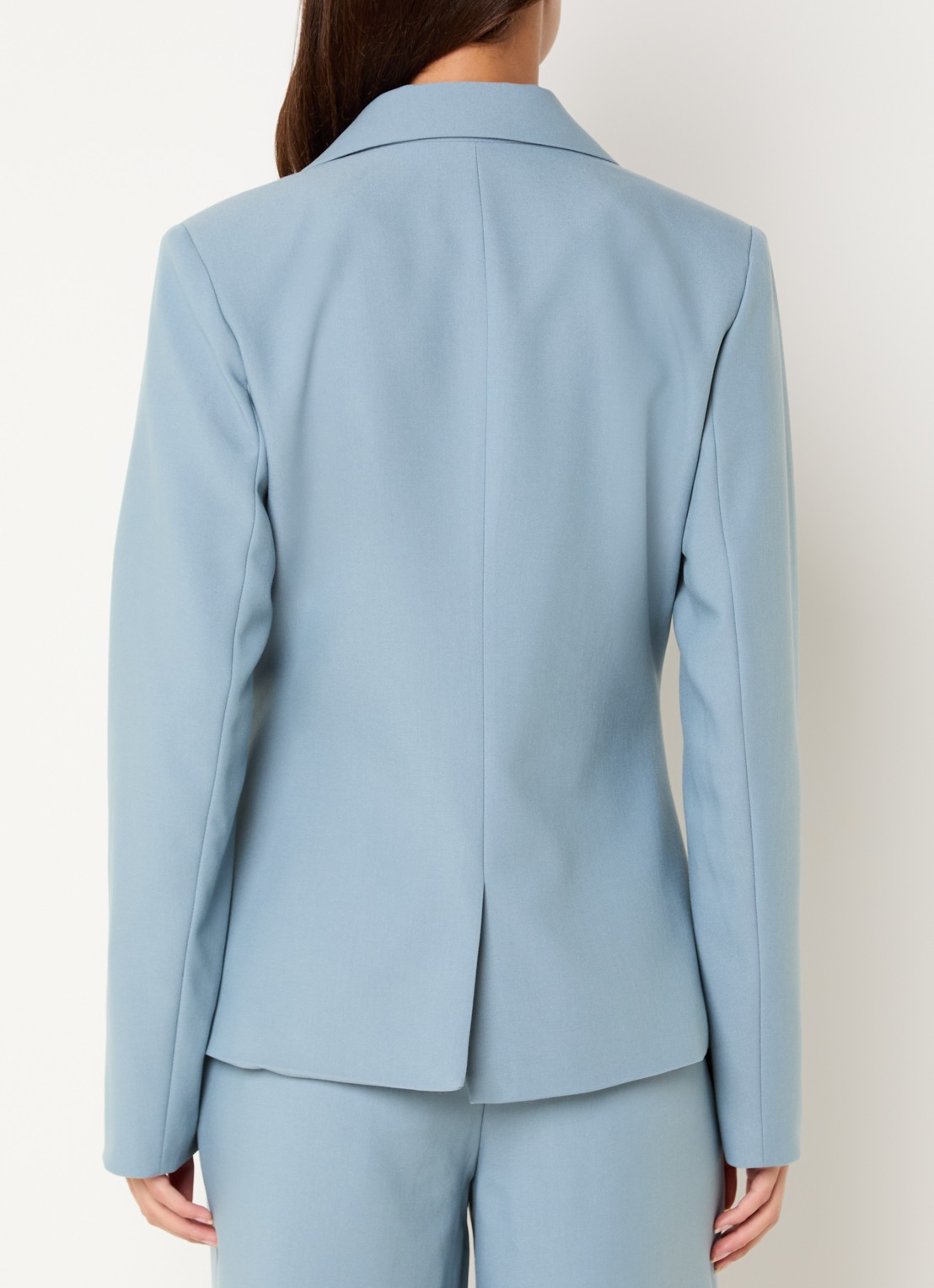 NIKKIE Alani blazer met paspelzakken - achterkant 2 lichtblauw