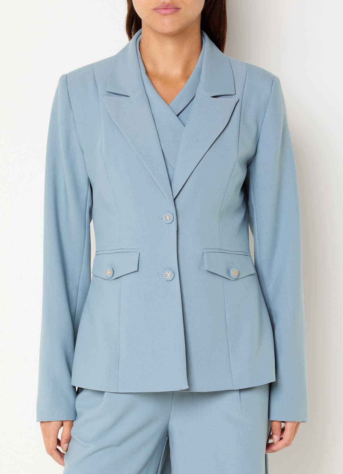 NIKKIE Alani blazer met paspelzakken - detail lichtblauw