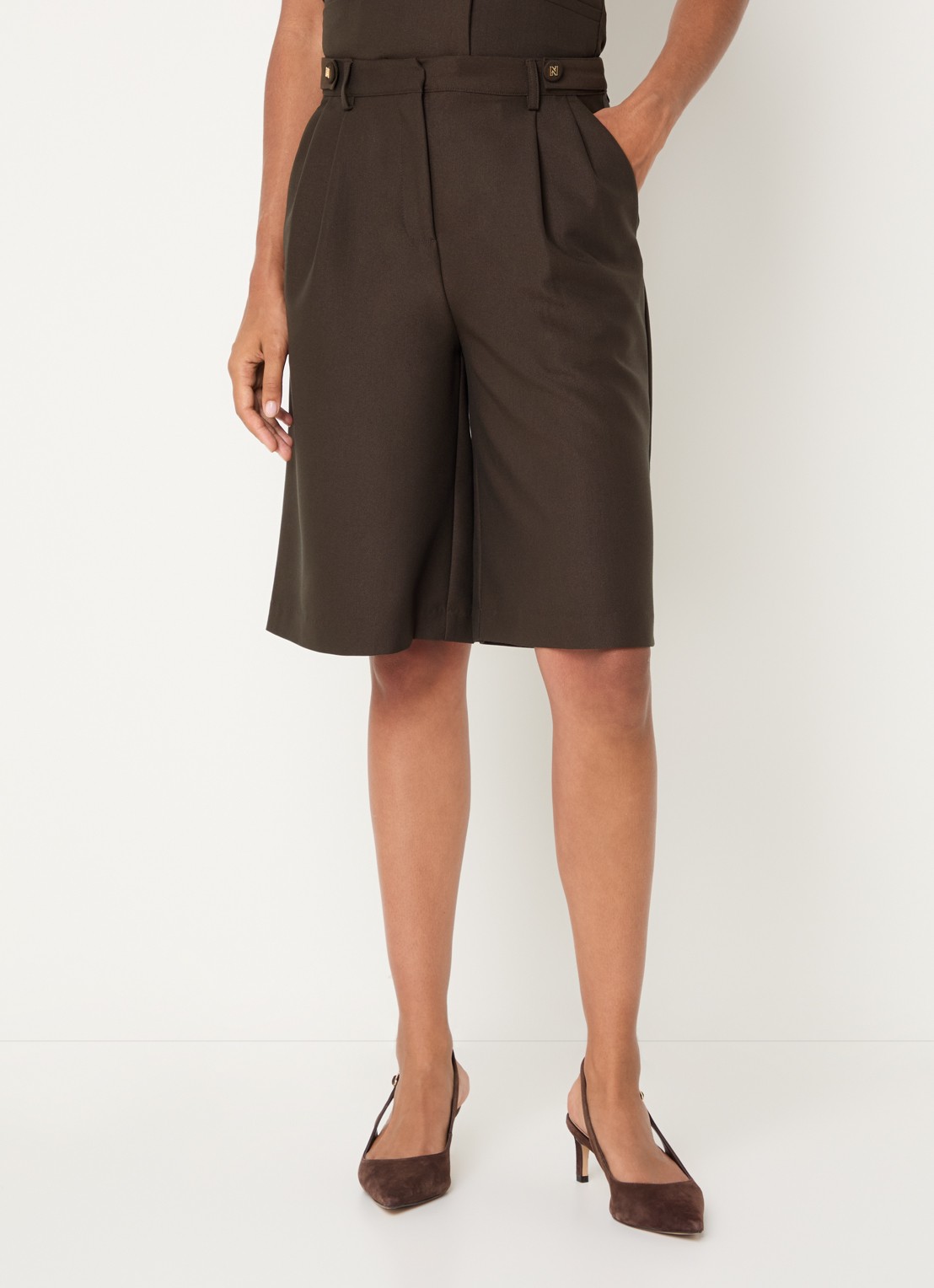 NIKKIE Alani high waist straight fit korte broek met steekzakken - detail 3 bronsgroen