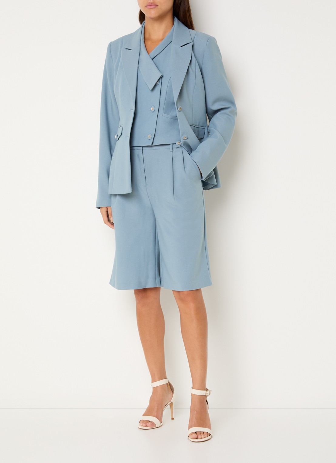 NIKKIE Alani high waist straight fit korte broek met steekzakken - voorkant 2 blauwgrijs