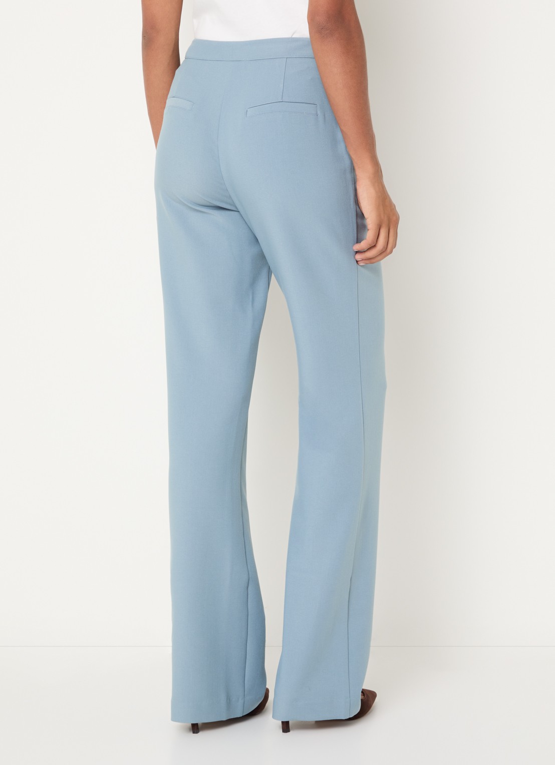 NIKKIE Alani mid waist straight fit pantalon met stretch - achterkant 2 lichtblauw