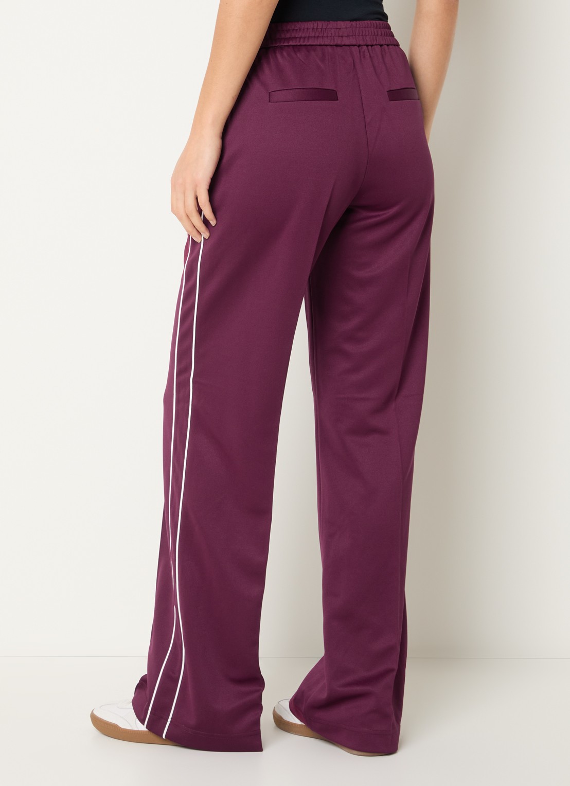NIKKIE Alara high waist straight fit trackpants met logoborduring - achterkant 4 aubergine