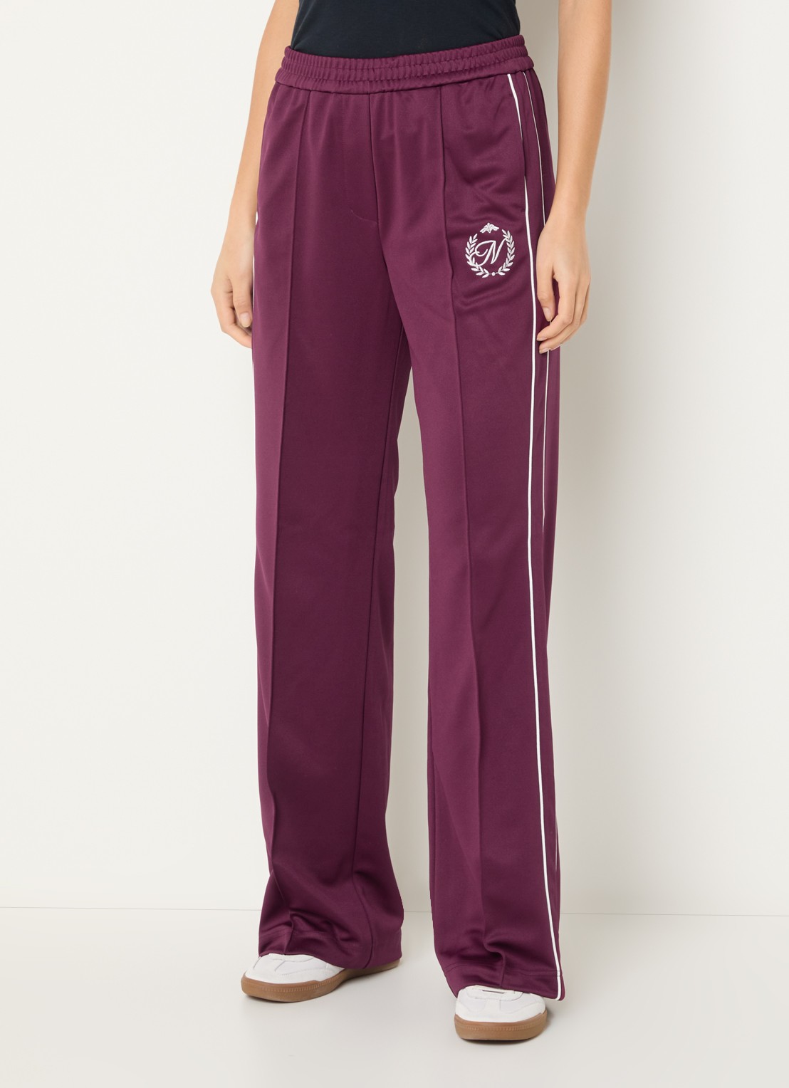 NIKKIE Alara high waist straight fit trackpants met logoborduring - detail 3 aubergine