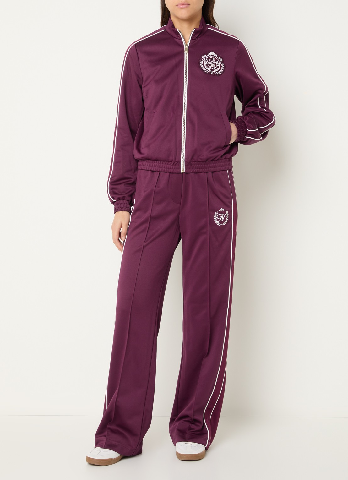NIKKIE Alara high waist straight fit trackpants met logoborduring - voorkant 2 aubergine