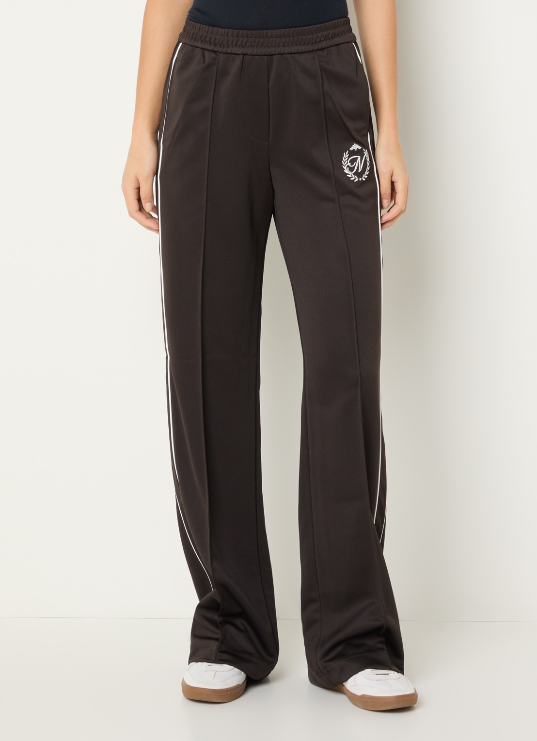 NIKKIE Alara high waist straight fit trackpants met logoborduring - detail chocoladebruin