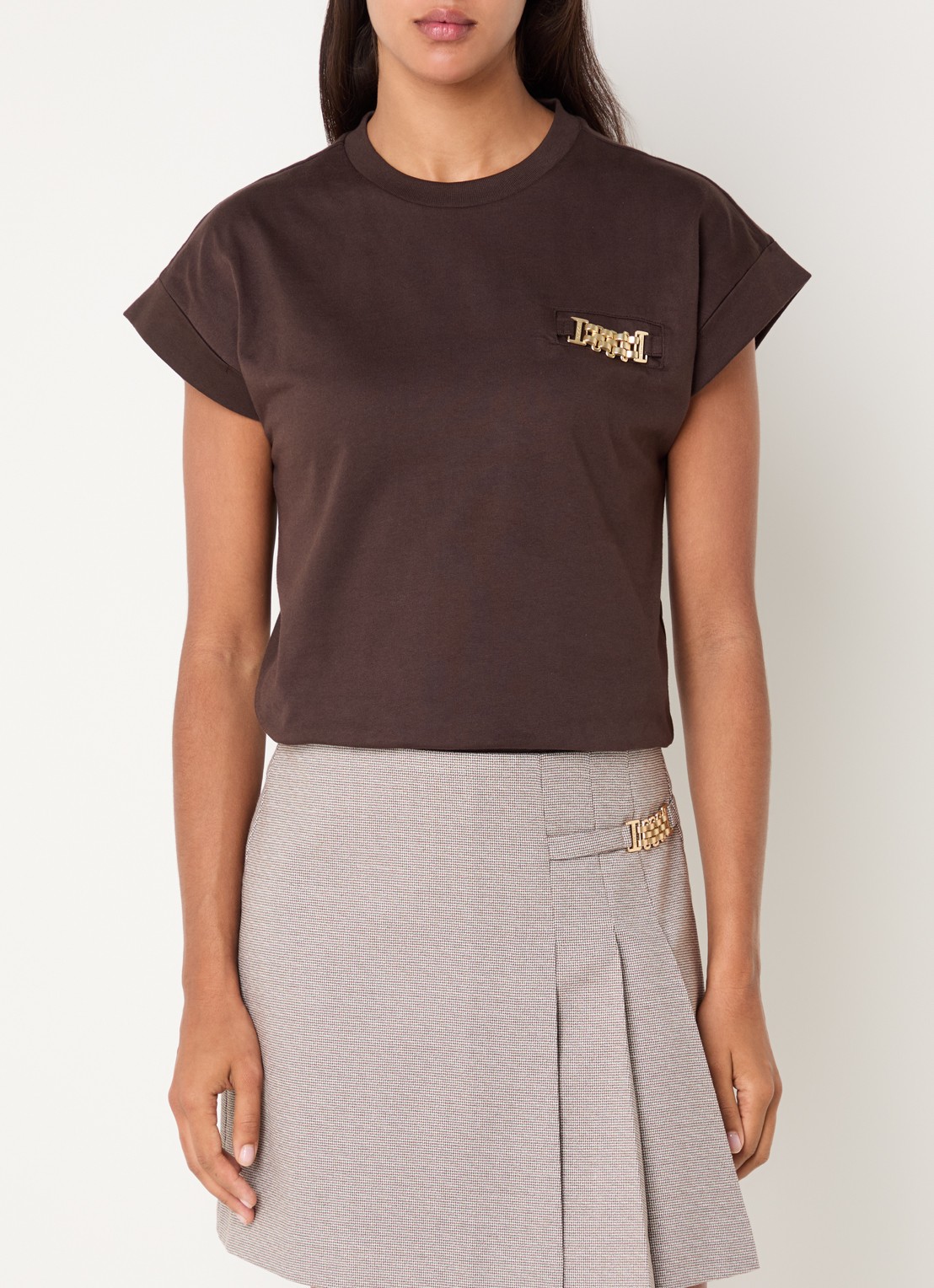 NIKKIE Aleena T-shirt met ronde hals - detail donkerbruin