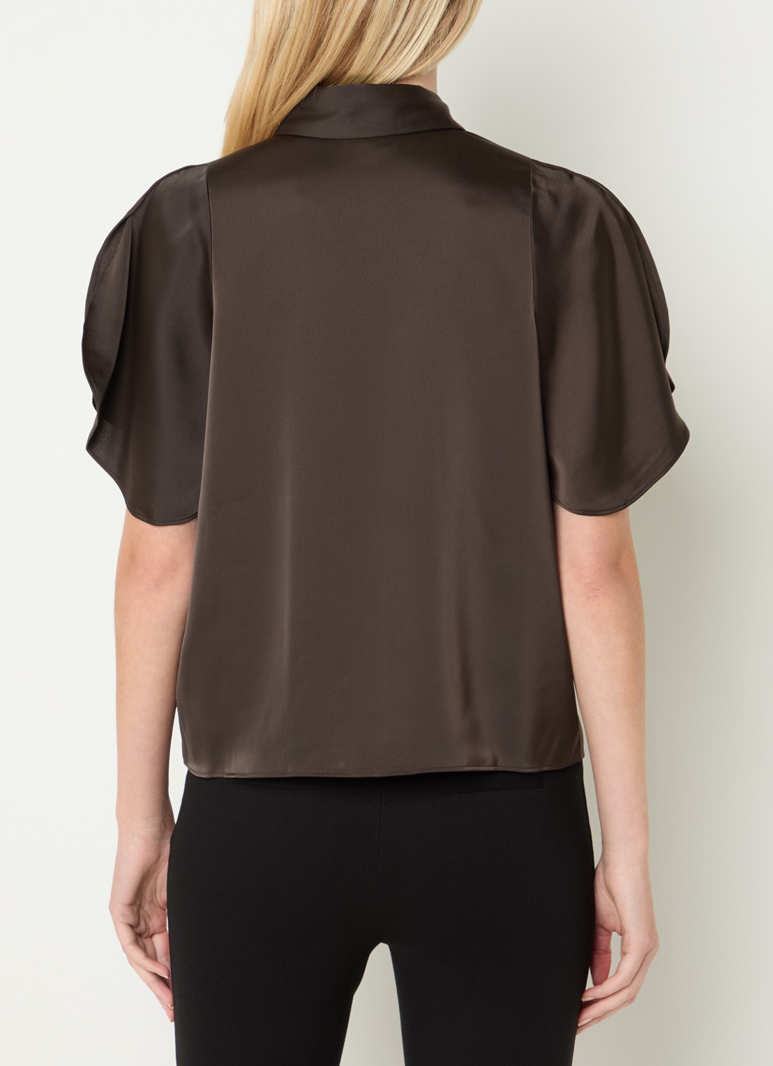 NIKKIE Alethe blouse van satijn met pofmouw - achterkant 3 chocoladebruin