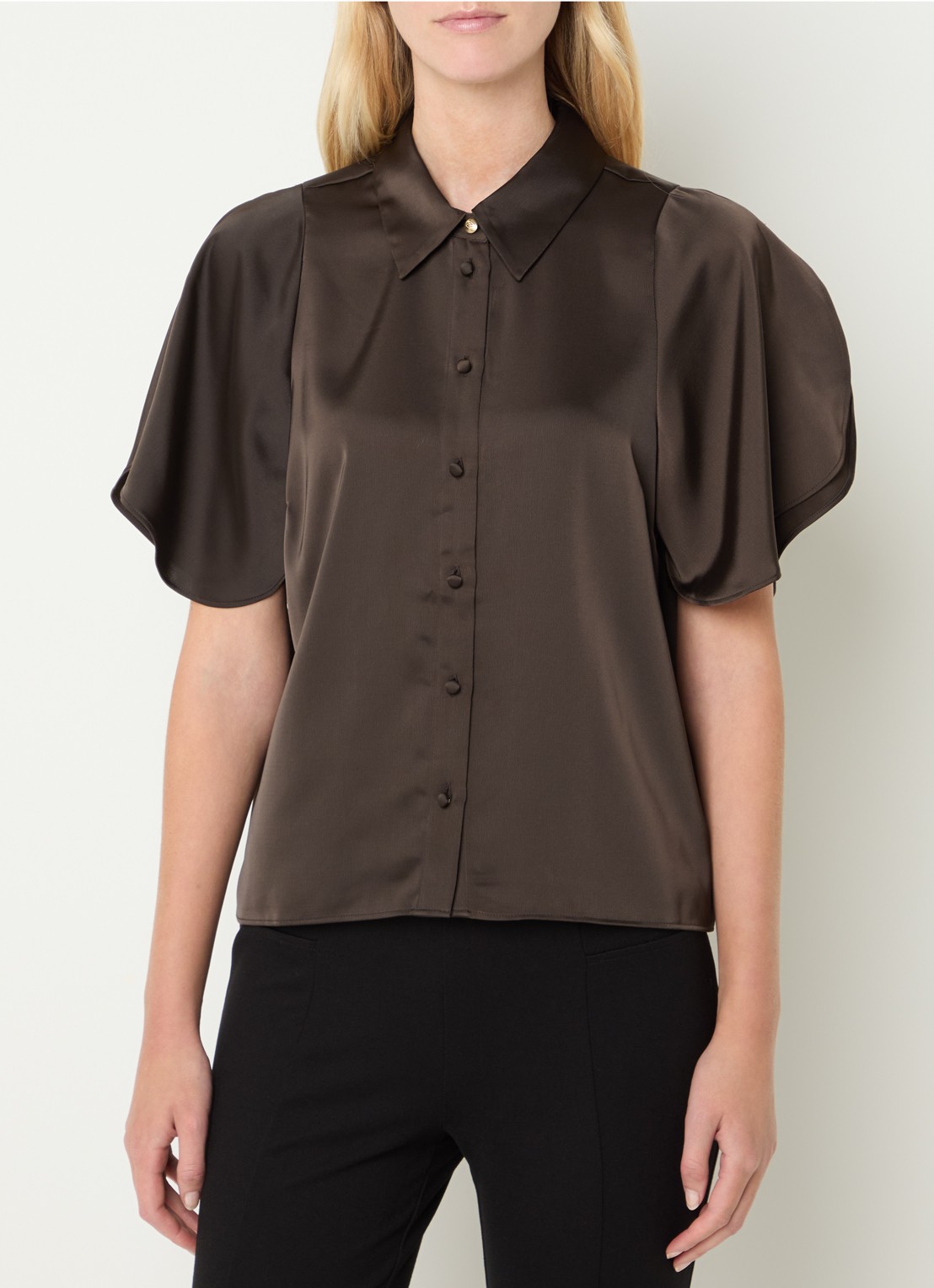 NIKKIE Alethe blouse van satijn met pofmouw - detail 4 chocoladebruin
