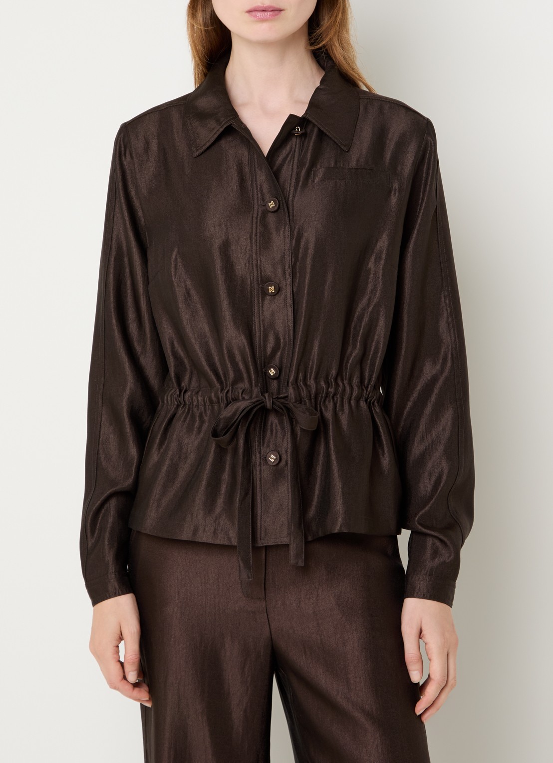 NIKKIE Alira blouse met metallic finish - detail 2 chocoladebruin