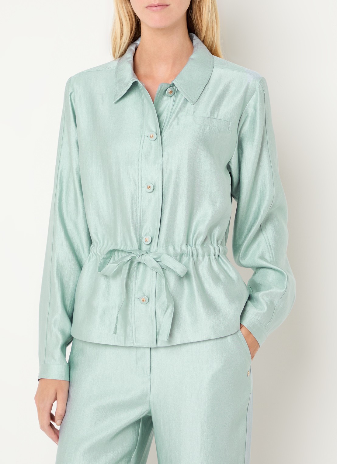 NIKKIE Alira blouse met metallic finish - detail 3 lichtblauw