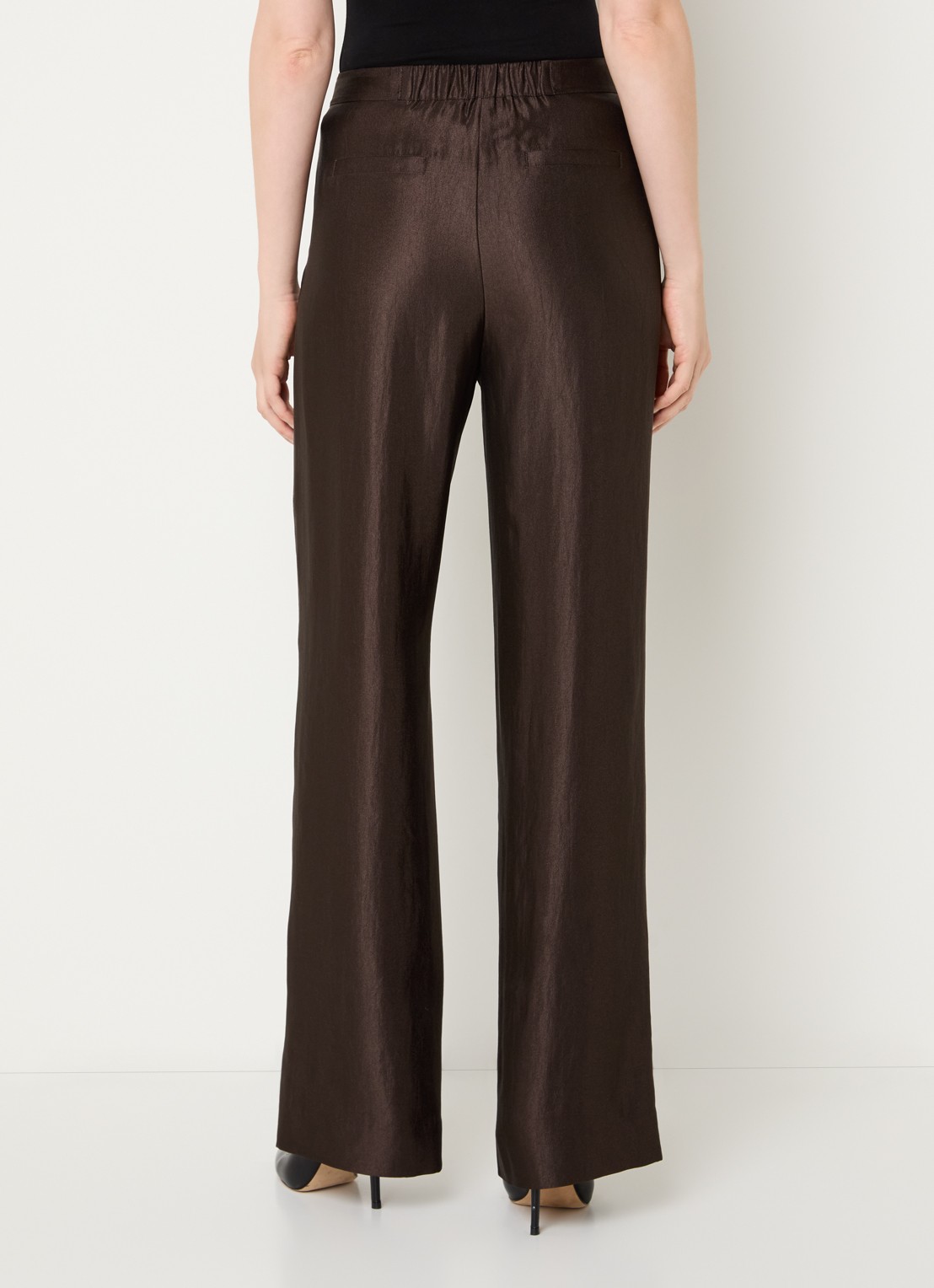 NIKKIE Alira high waist loose fit broek met steekzakken en metallic finish - achterkant donkerbruin