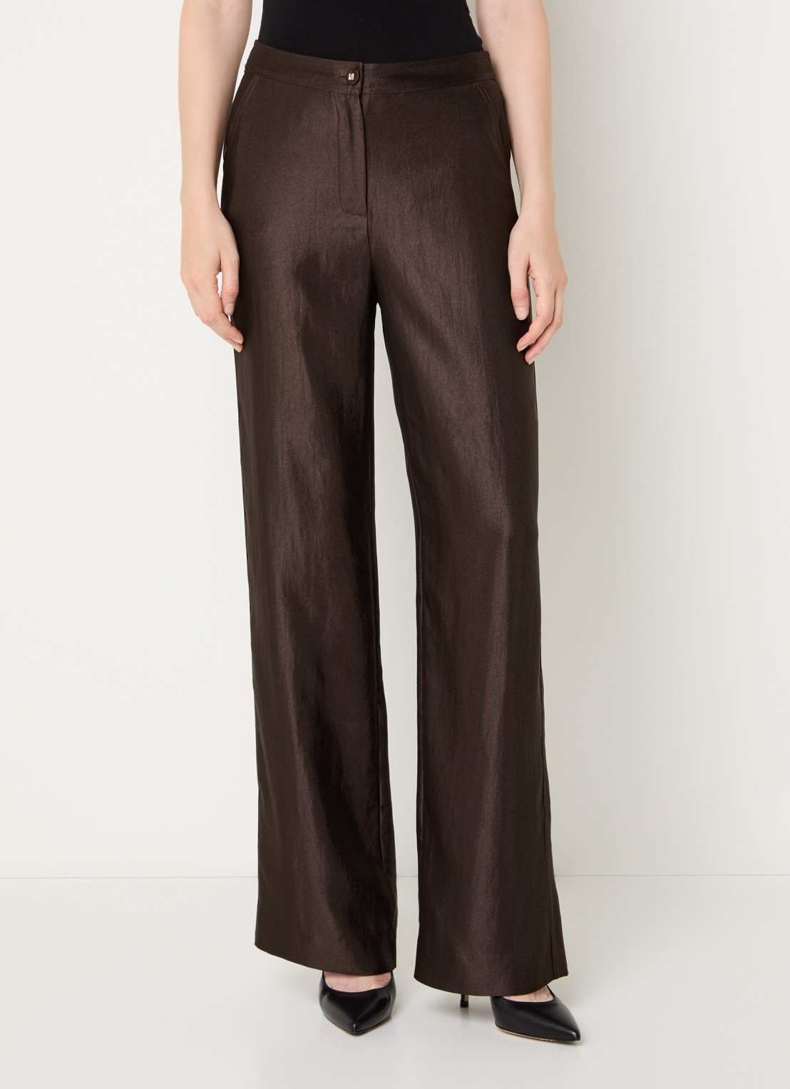 NIKKIE Alira high waist loose fit broek met steekzakken en metallic finish - detail 2 donkerbruin