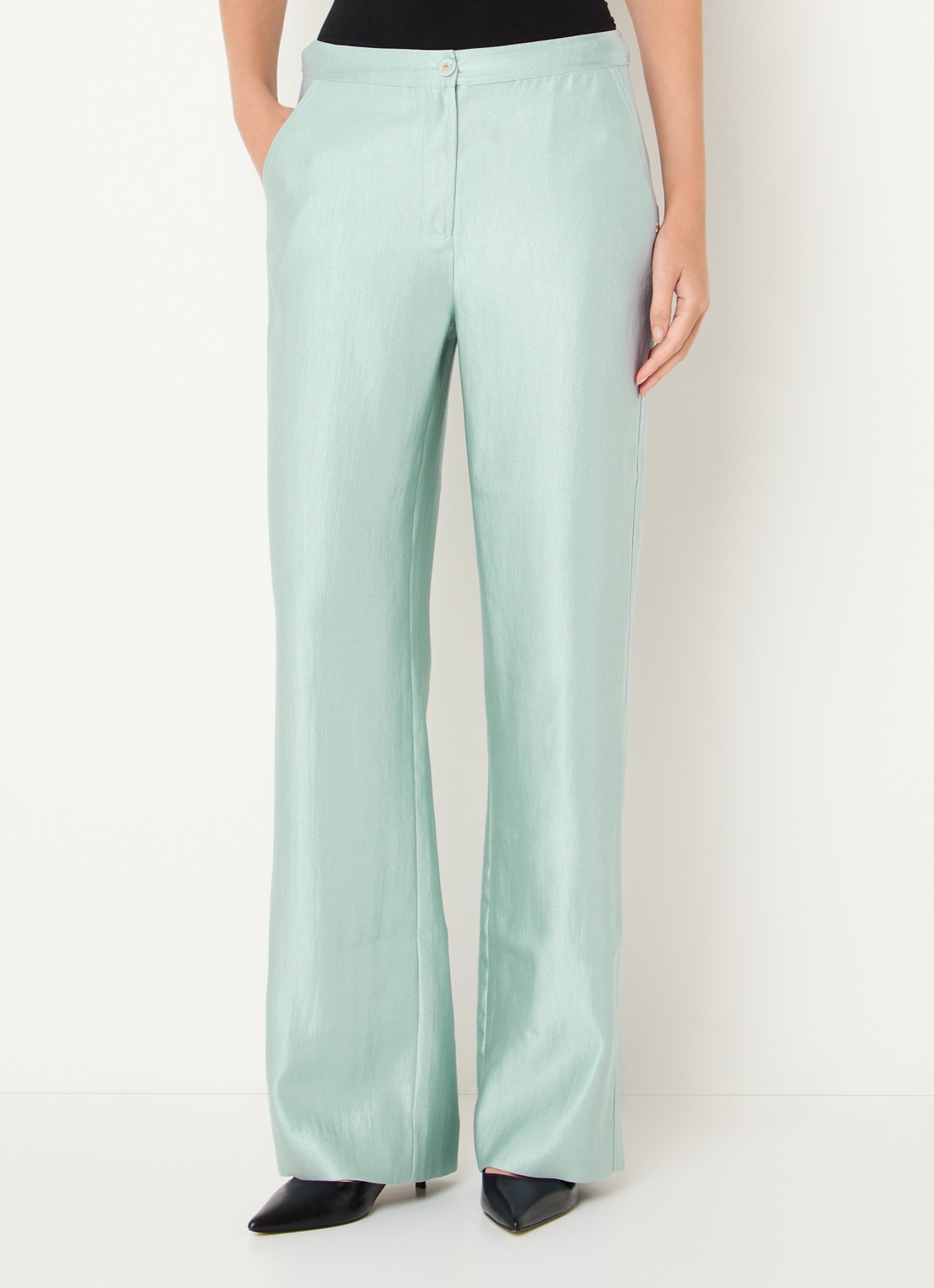 NIKKIE Alira high waist loose fit broek met steekzakken en metallic finish - detail 3 lichtblauw