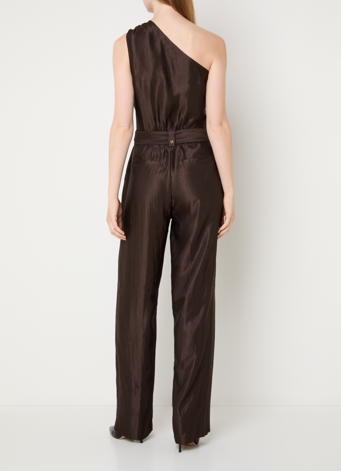 NIKKIE Alira loose fit jumpsuit met asymmetrische hals - achterkant 3 bruin