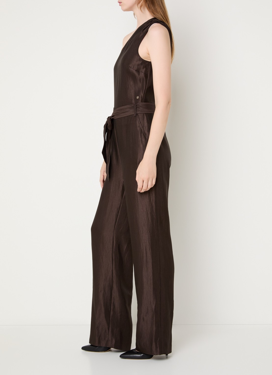 NIKKIE Alira loose fit jumpsuit met asymmetrische hals - voorkant 2 bruin