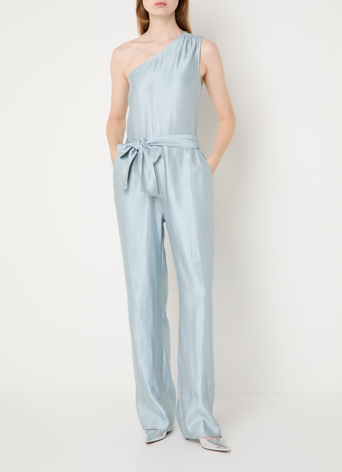 NIKKIE Alira loose fit jumpsuit met asymmetrische hals - detail 4 lichtblauw