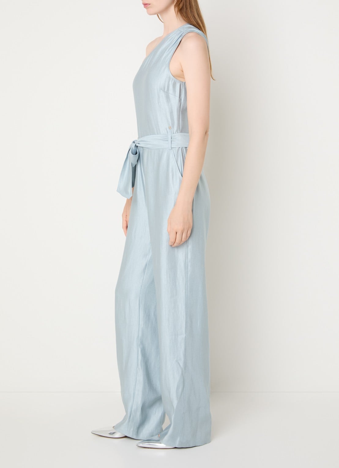 NIKKIE Alira loose fit jumpsuit met asymmetrische hals - voorkant 2 lichtblauw