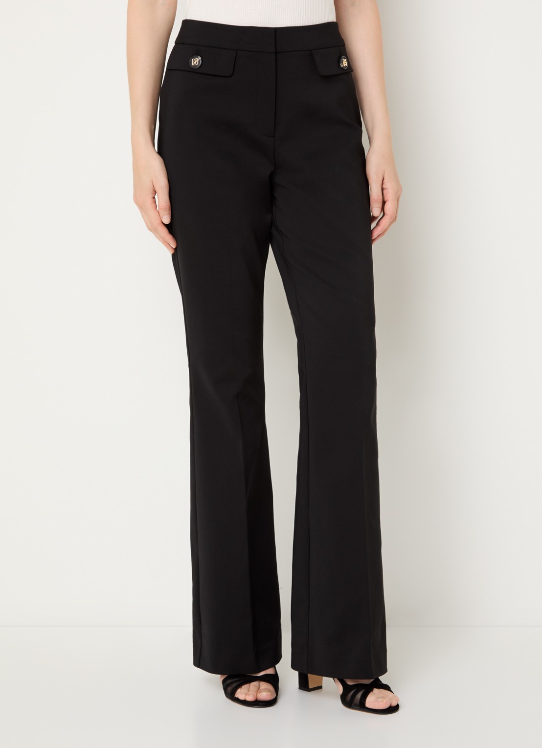 NIKKIE Alka high waist flared fit pantalon met klepzakken en persplooi - detail zwart