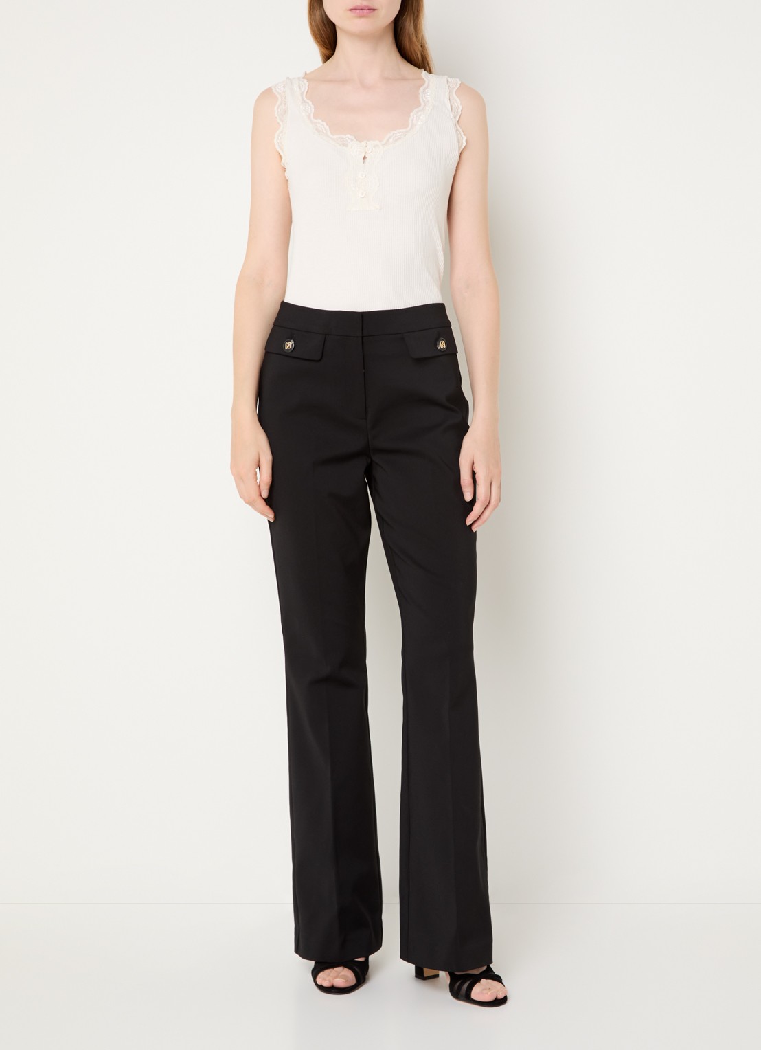 NIKKIE Alka high waist flared fit pantalon met klepzakken en persplooi - voorkant 4 zwart