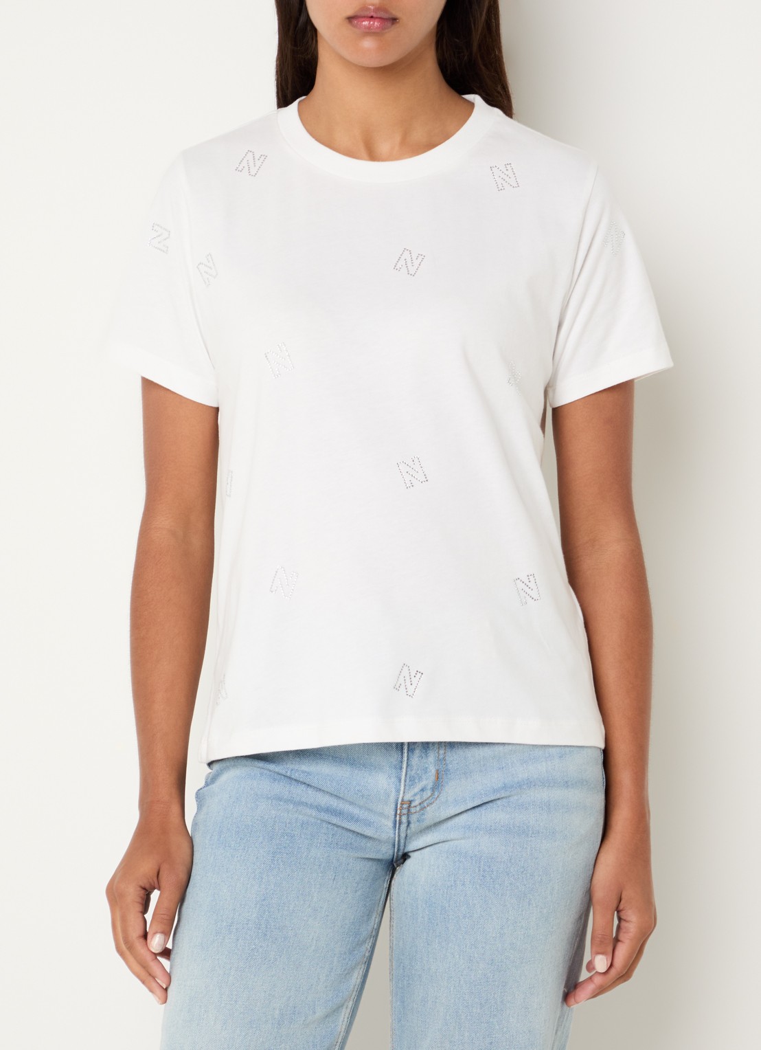 NIKKIE Allover N T-shirt met logoprint en strass - detail wit