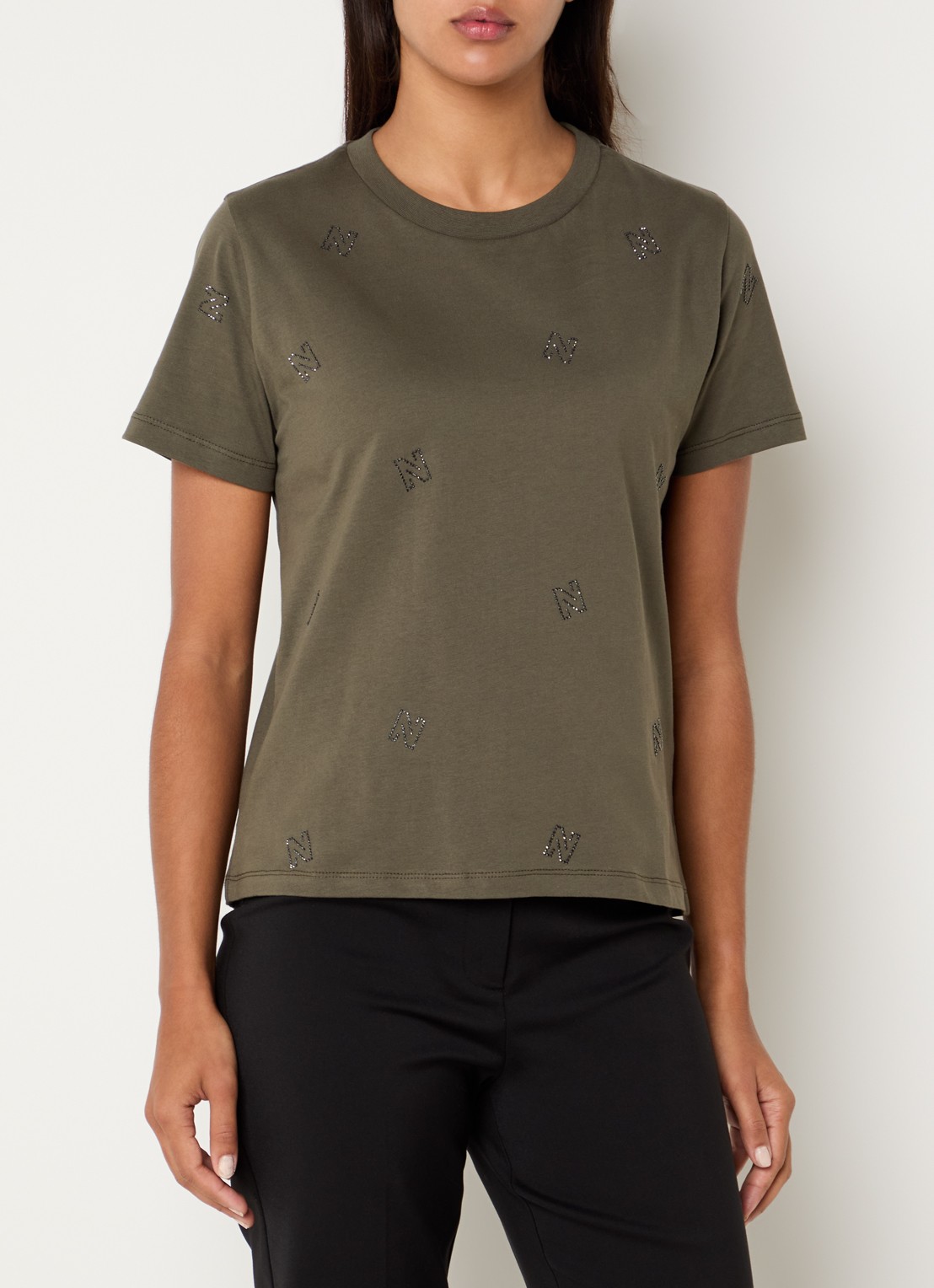 NIKKIE Allover N T-shirt met logoprint en strass - detail 3 donkergroen