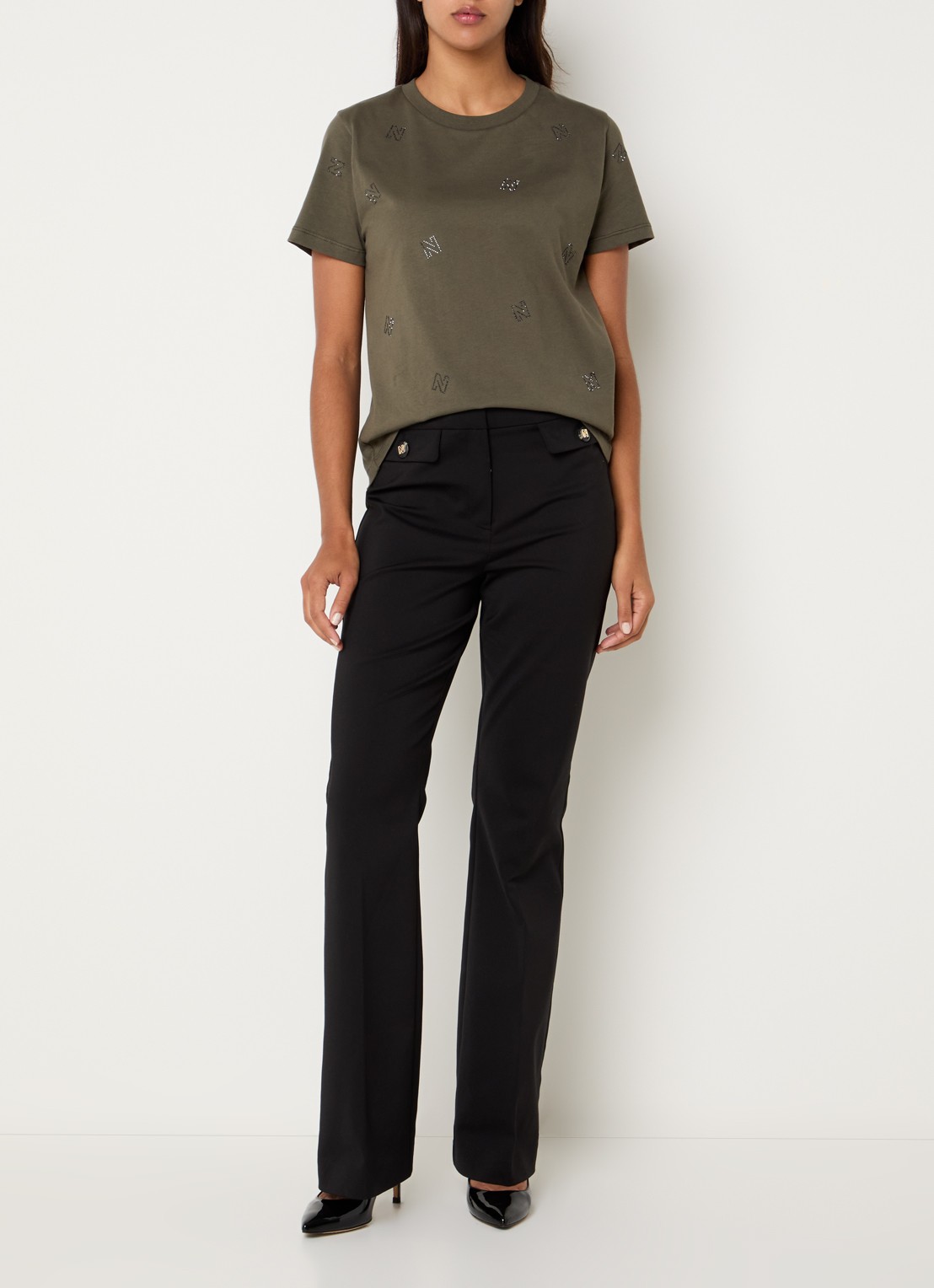 NIKKIE Allover N T-shirt met logoprint en strass - voorkant 2 donkergroen