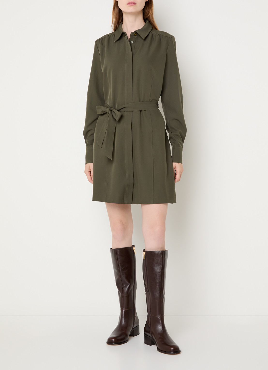 NIKKIE Alva midi blousejurk met strikceintuur - voorkant 2 groen