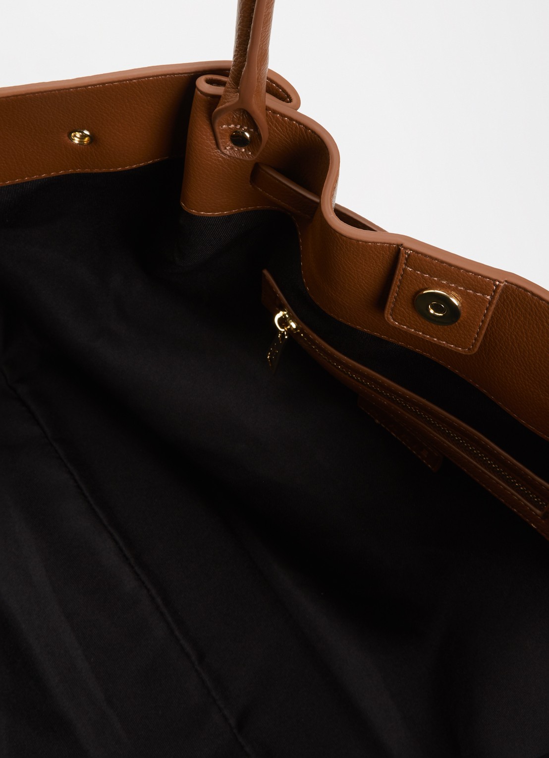 NIKKIE Amara Chunky schoudertas met kettingdetail - detail cognac