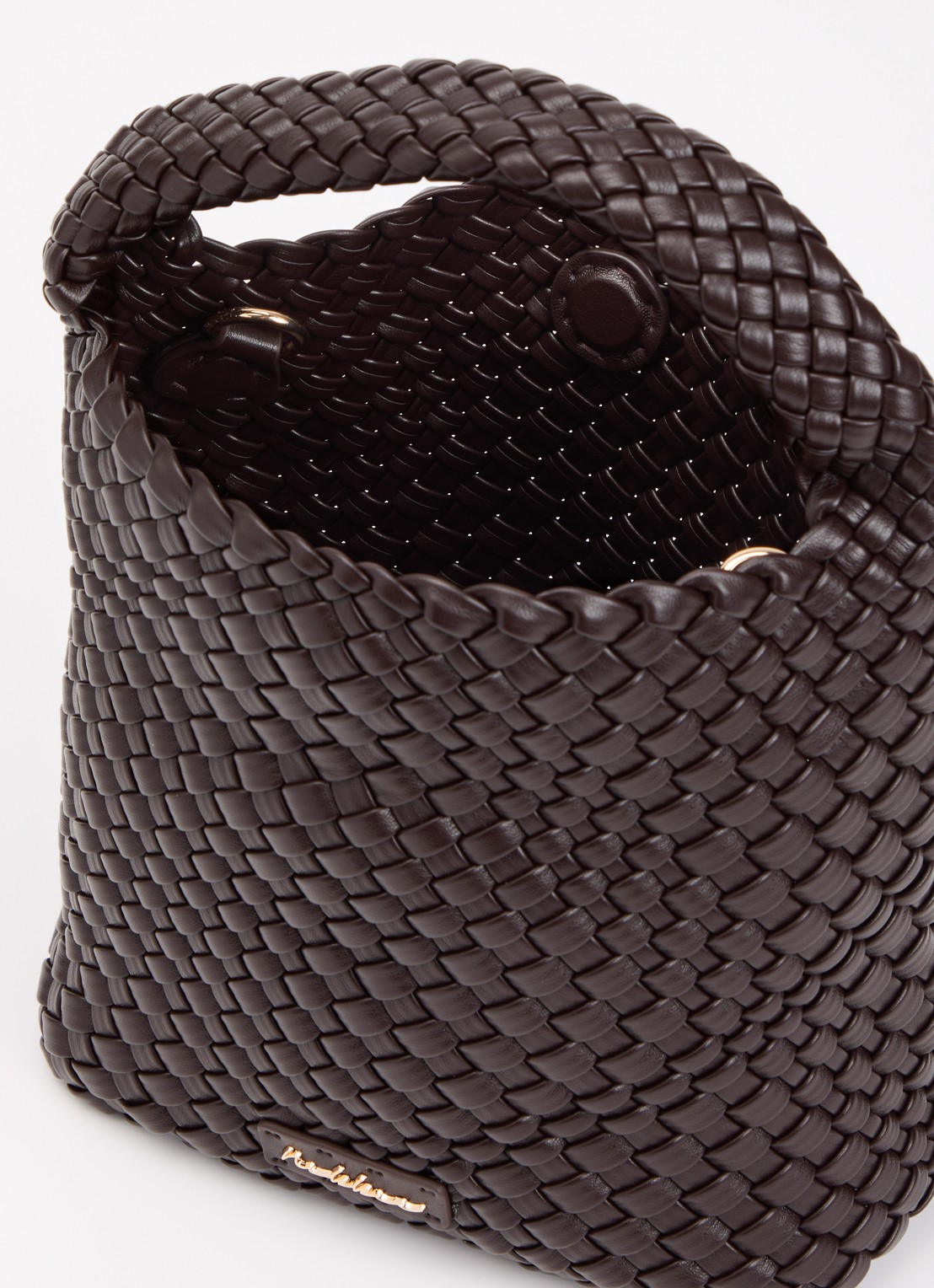 NIKKIE Amaris gevlochten handtas met afneembare schouderriem - detail 2 chocoladebruin