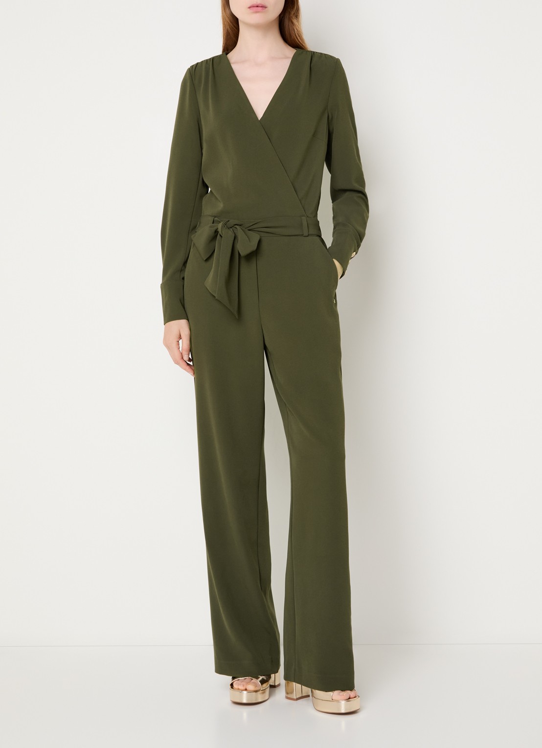 NIKKIE Amine loose fit jumpsuit met strikceintuur - detail donkergroen