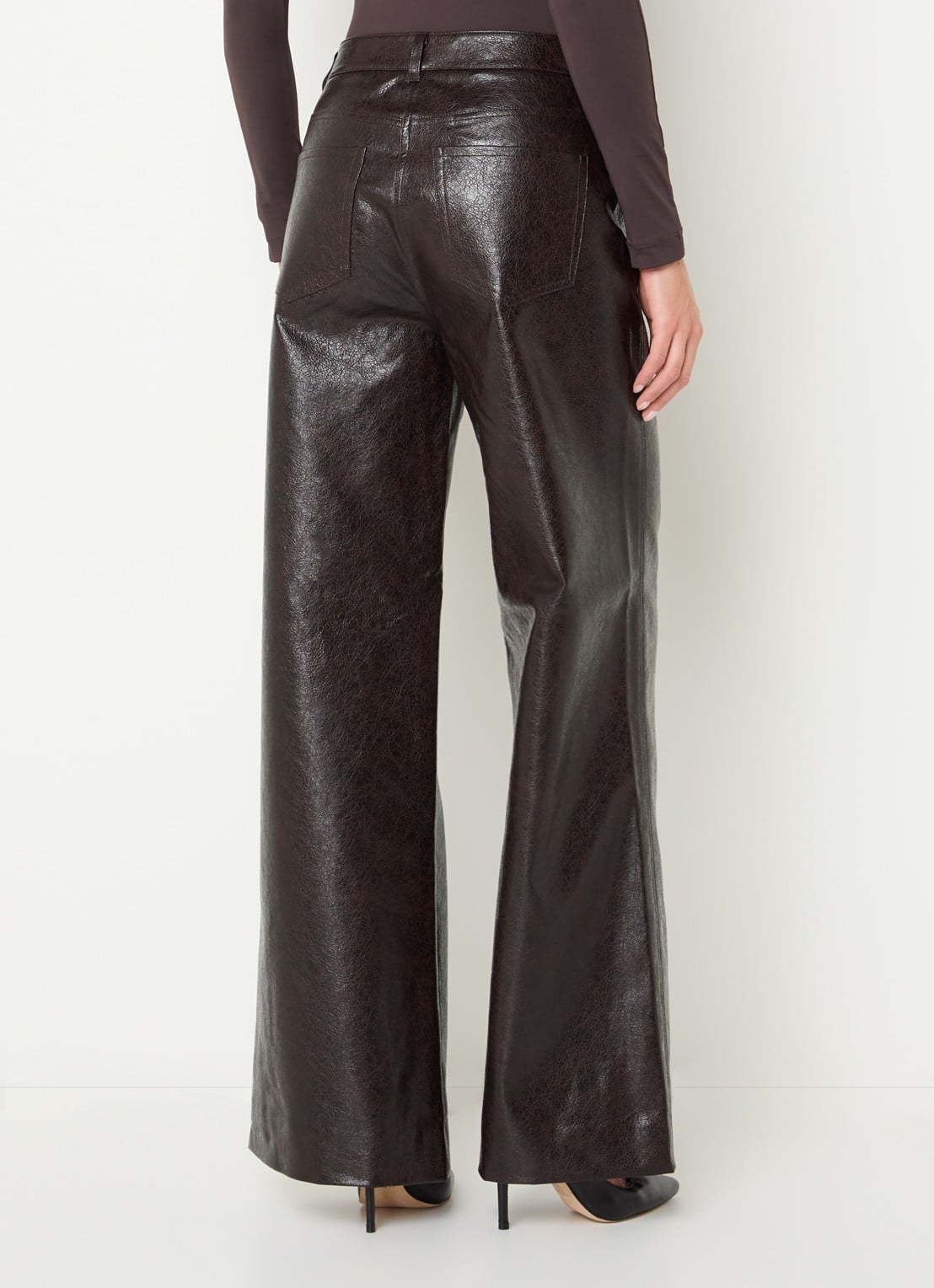 NIKKIE Anisa high waist wide fit broek van imitatieleer - achterkant 3 donkerbruin