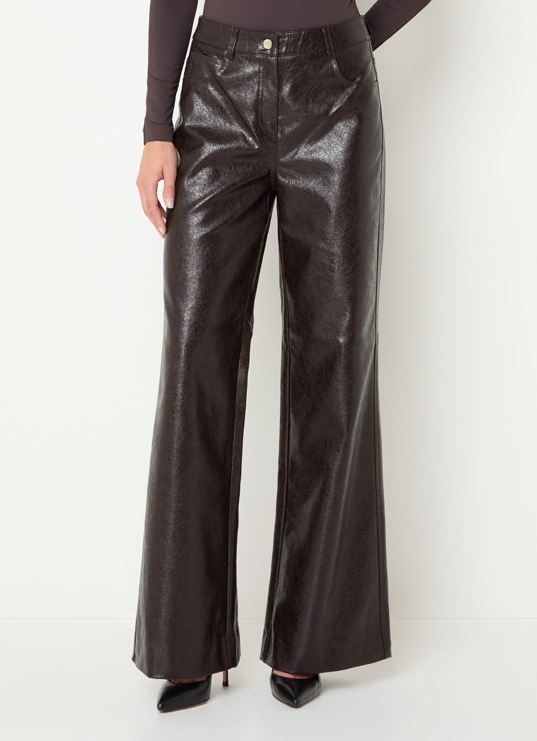 NIKKIE Anisa high waist wide fit broek van imitatieleer - detail donkerbruin