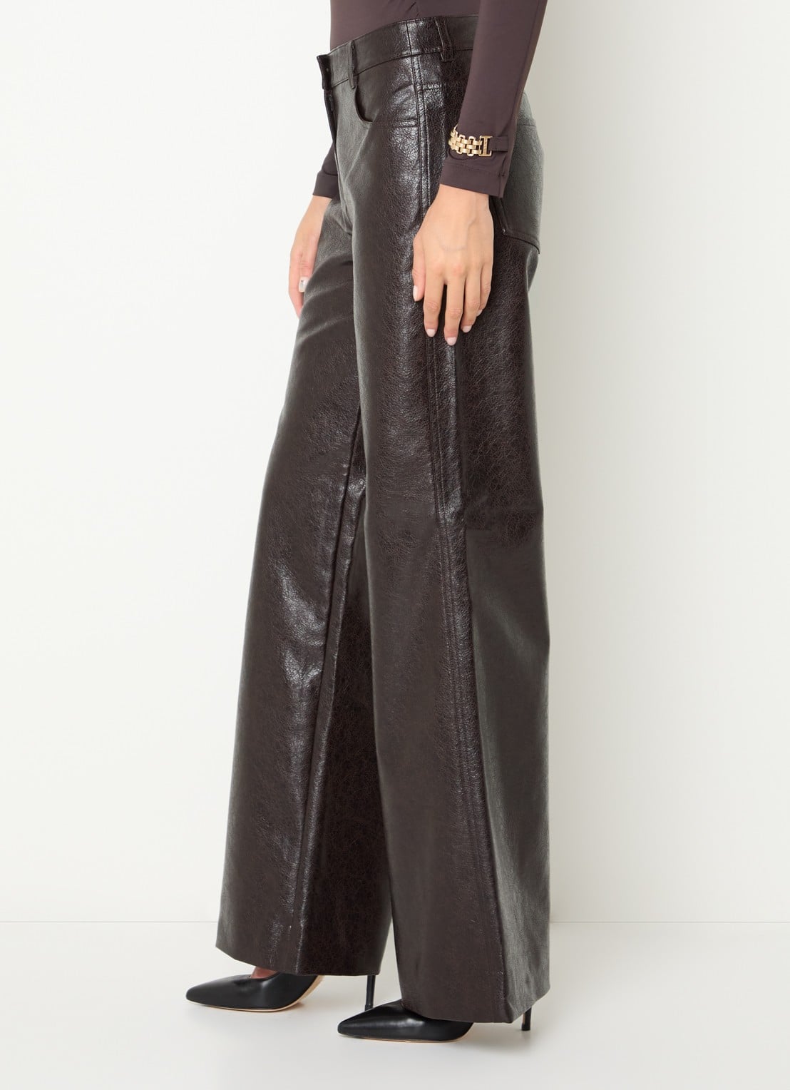 NIKKIE Anisa high waist wide fit broek van imitatieleer - detail 2 donkerbruin