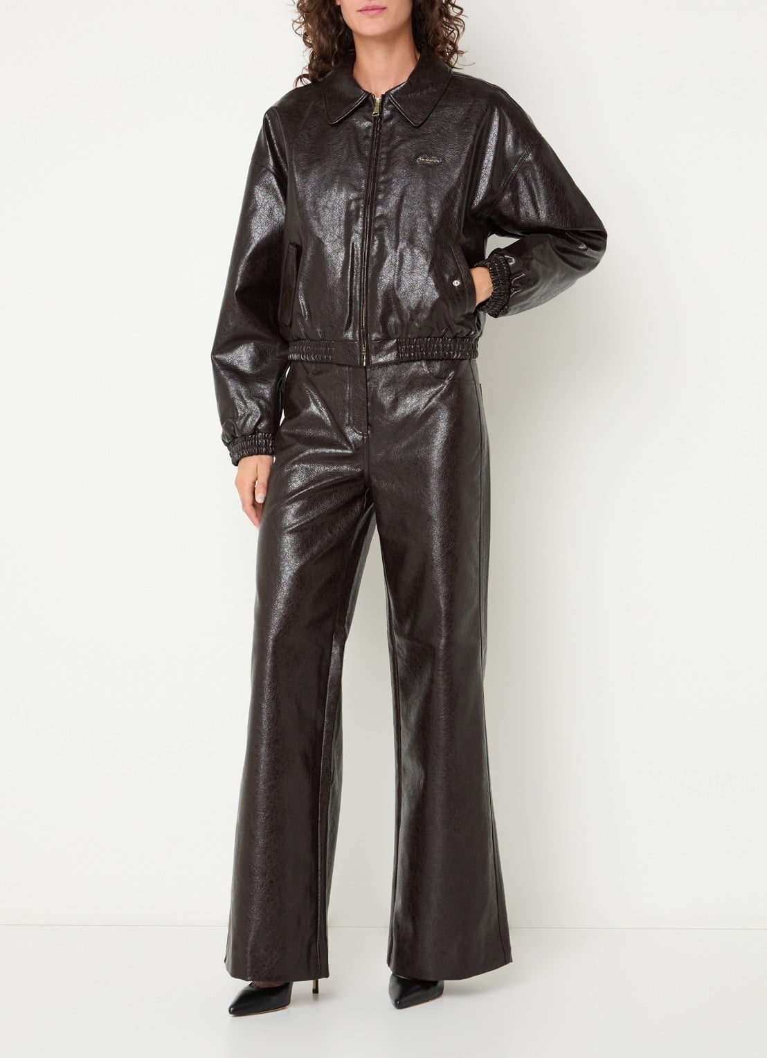NIKKIE Anisa high waist wide fit broek van imitatieleer - voorkant 5 donkerbruin