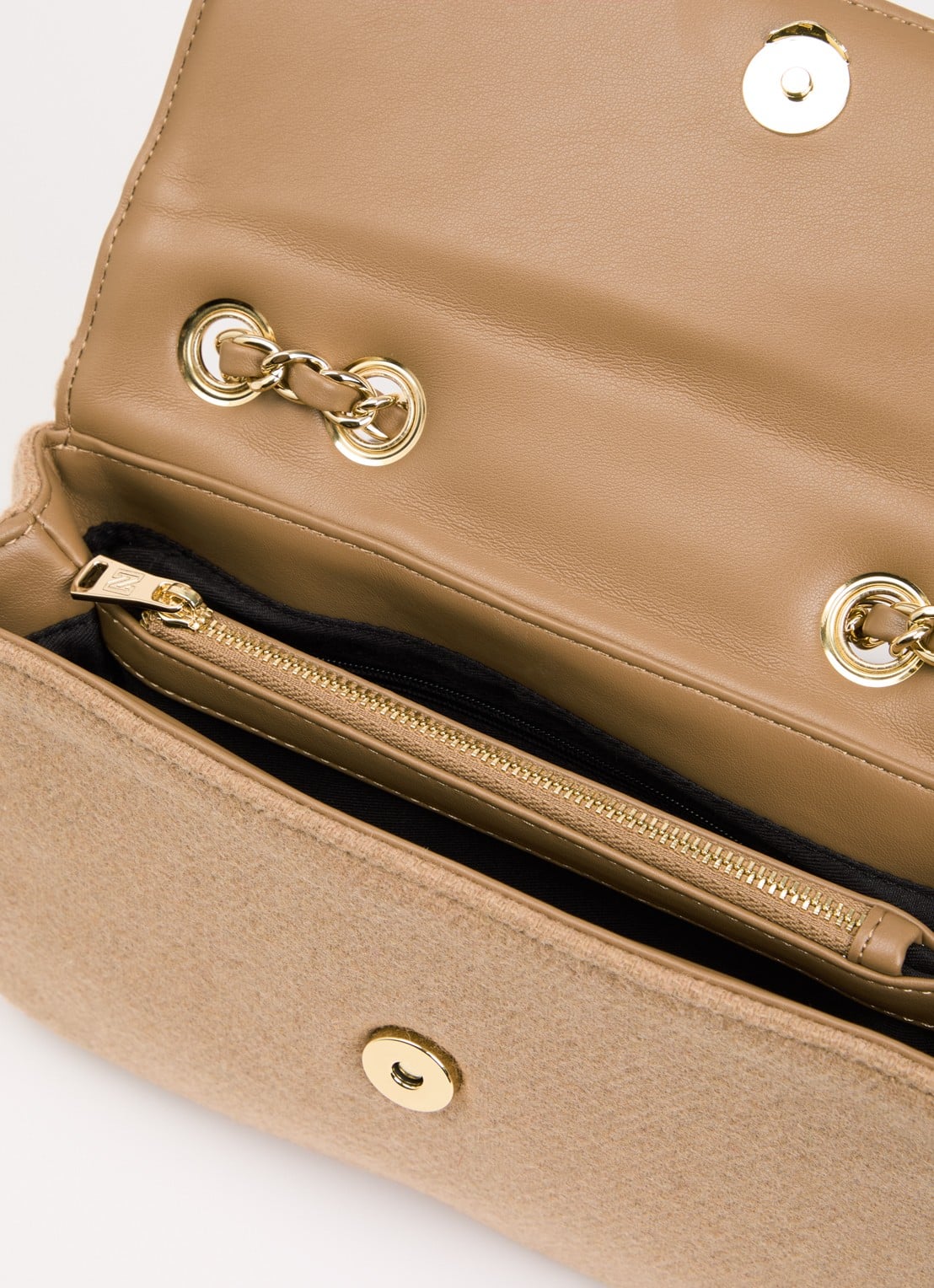 NIKKIE Ann schoudertas in wolblend met logo - detail 3 camel