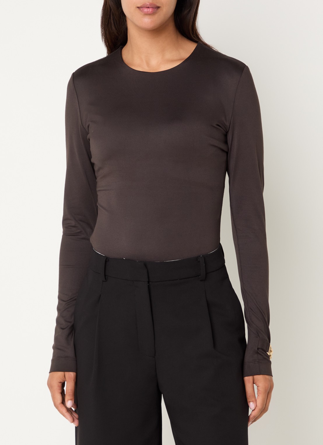 NIKKIE Annabel body met ronde hals - detail 3 donkerbruin