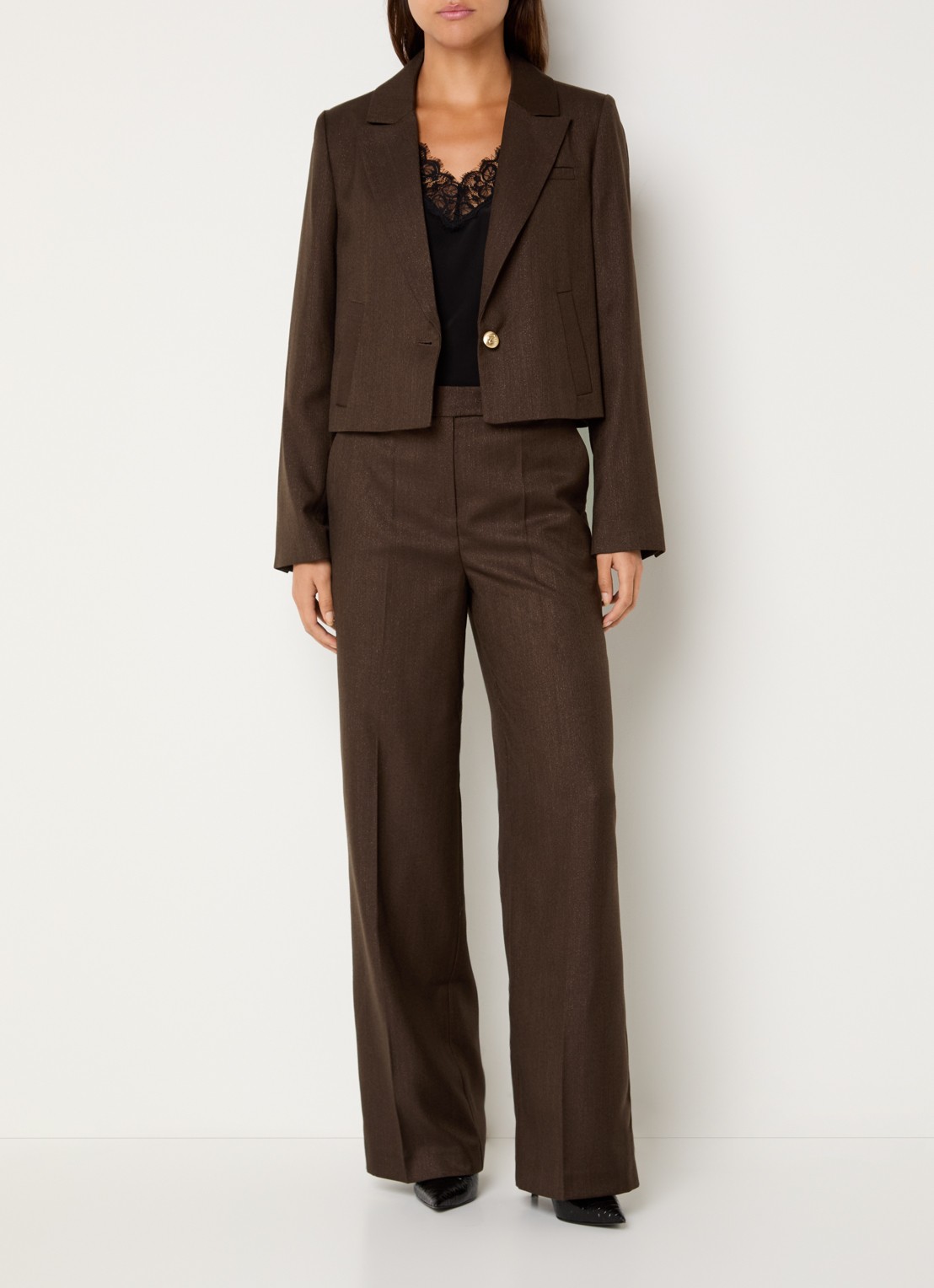 NIKKIE Anou high waist straight fit pantalon met steekzakken - voorkant 2 donkerbruin