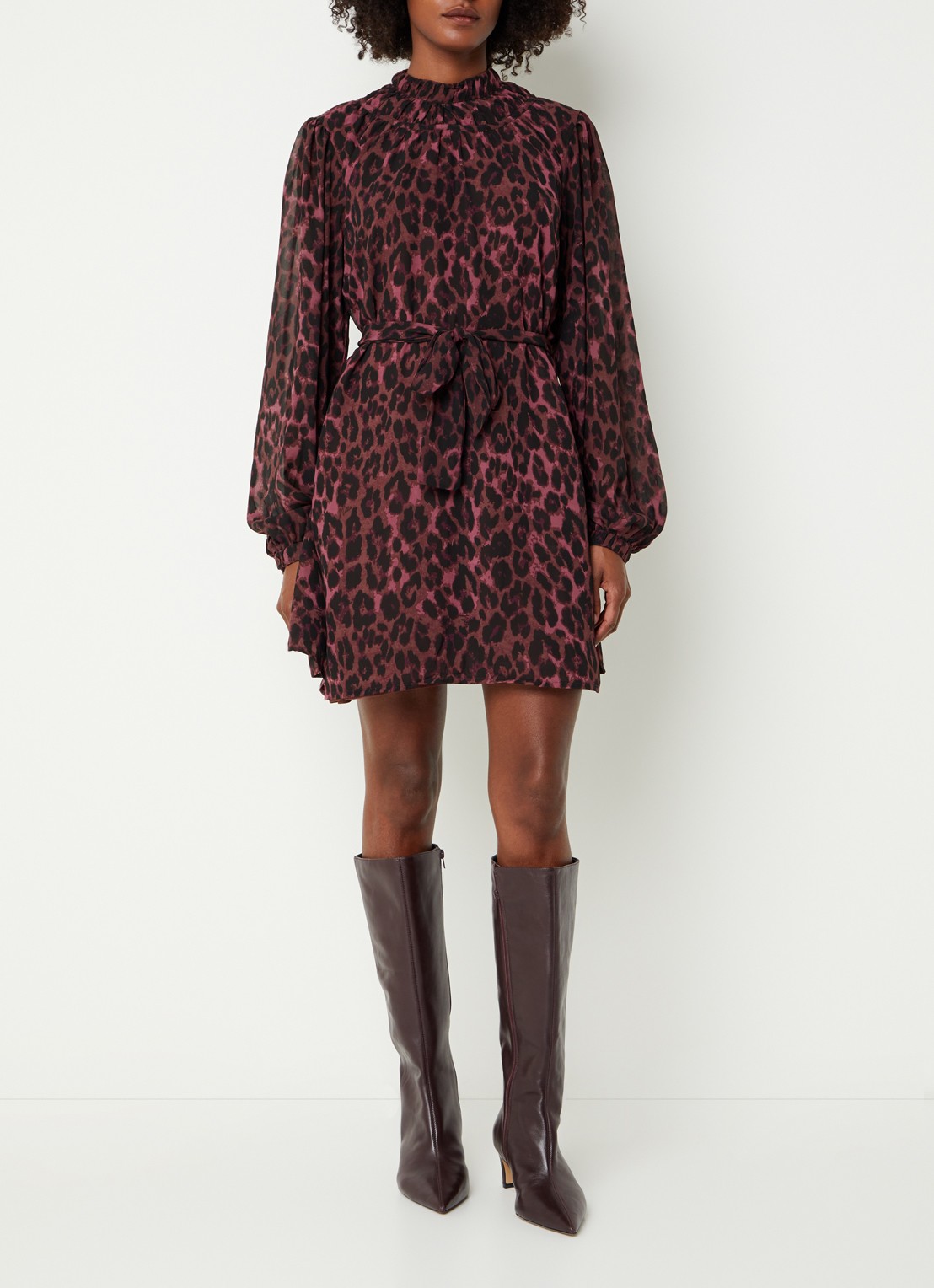 NIKKIE Arabella mini jurk met dierenprint - voorkant 2 aubergine