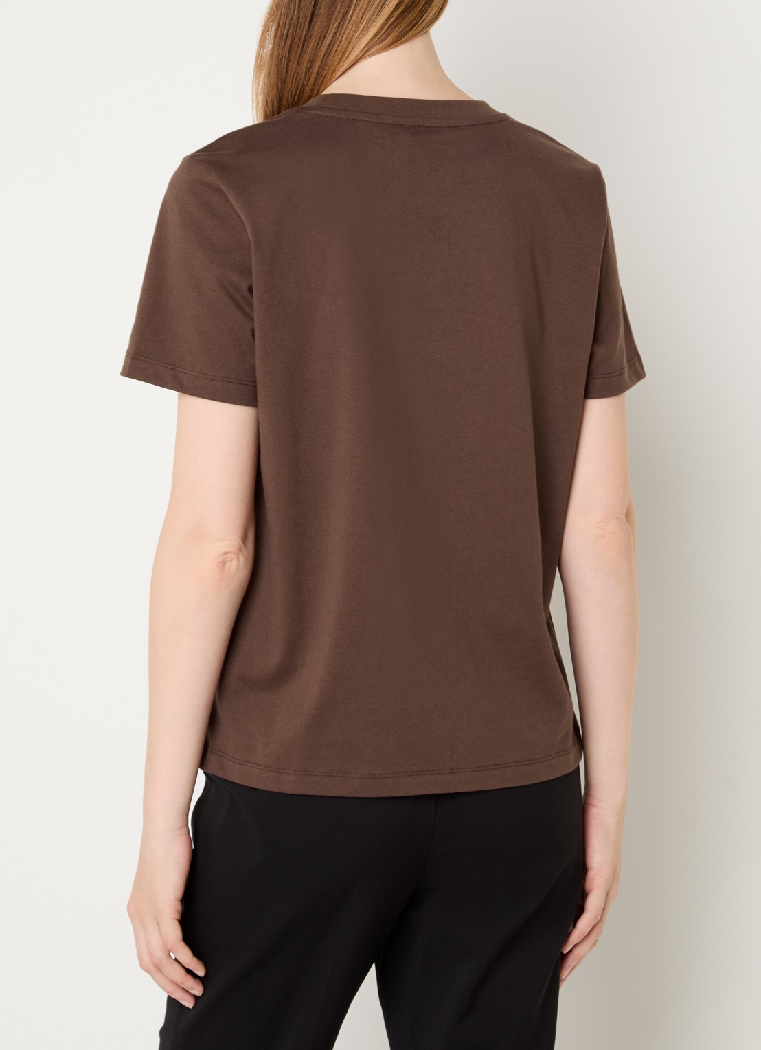 NIKKIE Arella T-shirt met logo - achterkant bruin