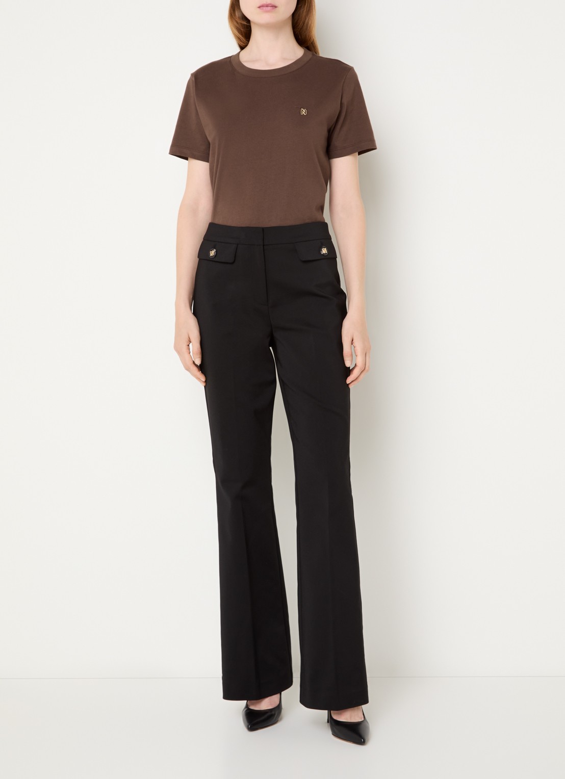 NIKKIE Arella T-shirt met logo - voorkant 3 bruin