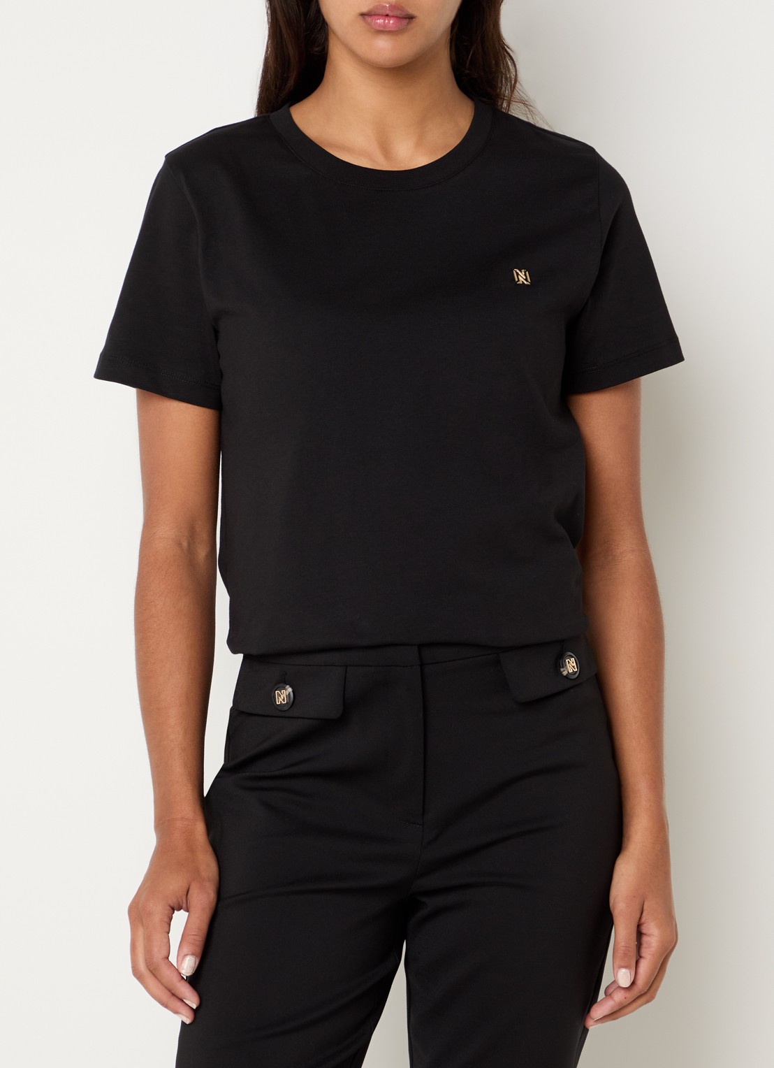 NIKKIE Arella T-shirt met logo - detail zwart