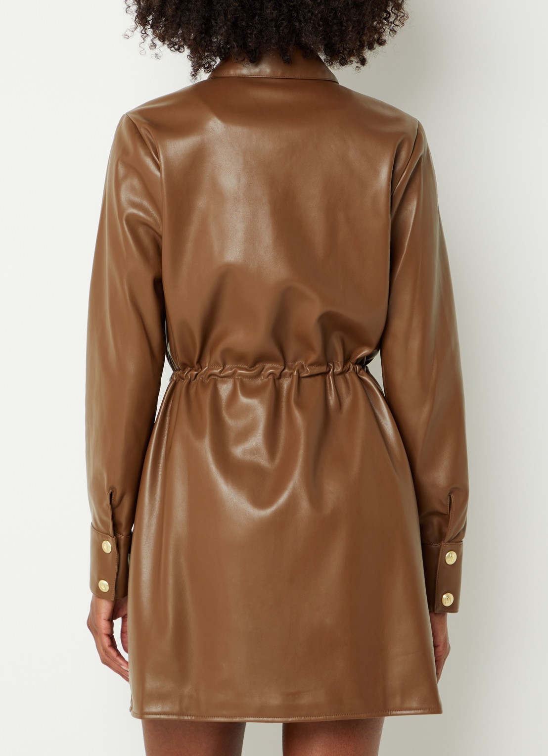 NIKKIE Arissa midi blousejurk van imitatieleer - achterkant bruin