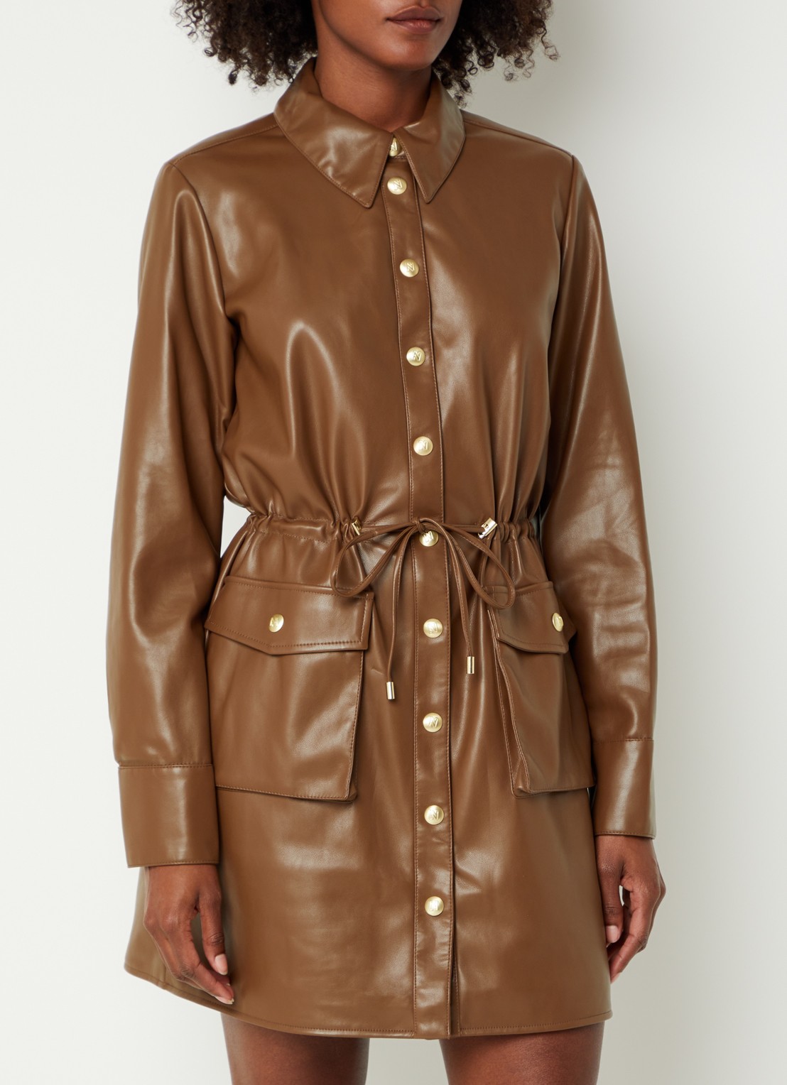 NIKKIE Arissa midi blousejurk van imitatieleer - detail 4 bruin