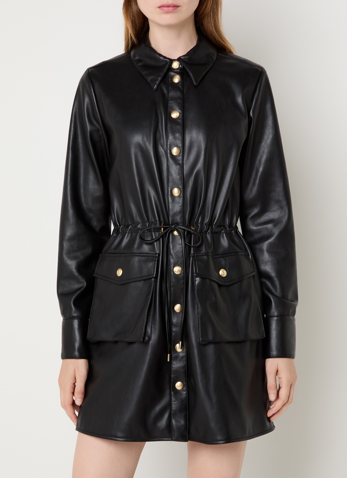 NIKKIE Arissa midi blousejurk van imitatieleer - detail zwart