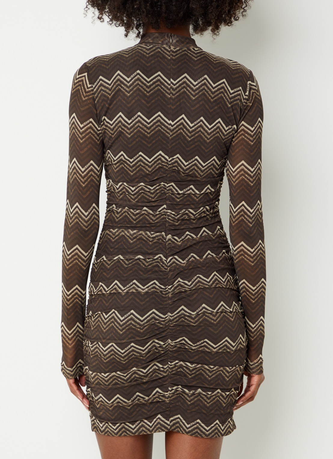 NIKKIE Ariva midi jurk met print - achterkant 2 donkerbruin