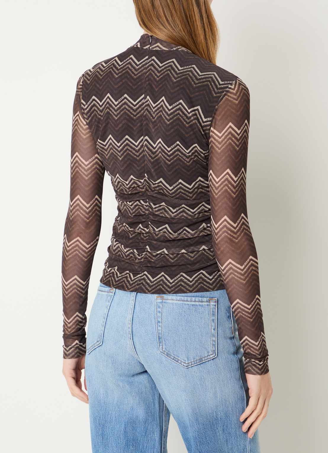 NIKKIE Ariva semi-transparante top van mesh met ruches en print - achterkant 2 chocoladebruin