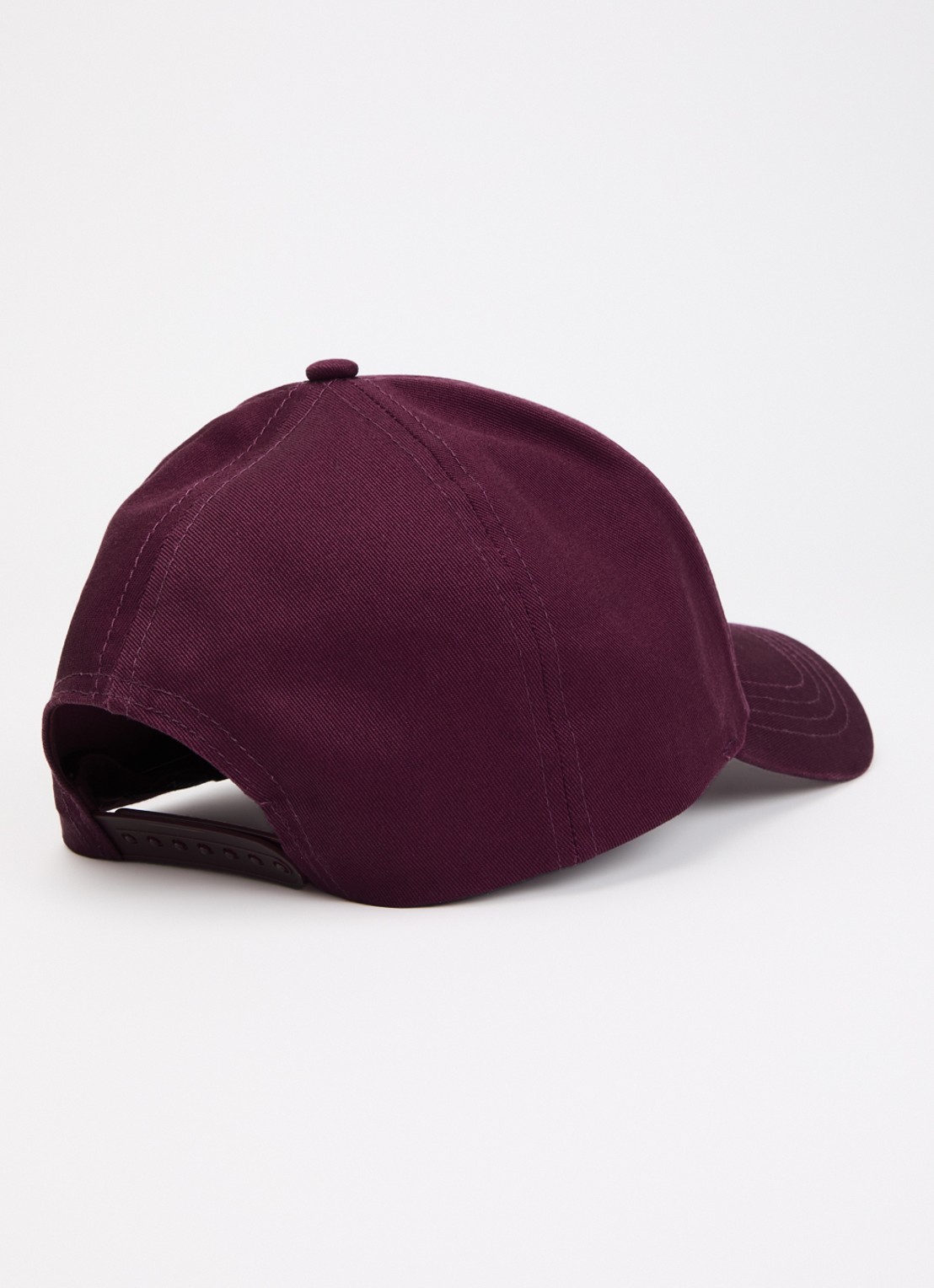 NIKKIE Arlise pet met logoborduring - detail aubergine