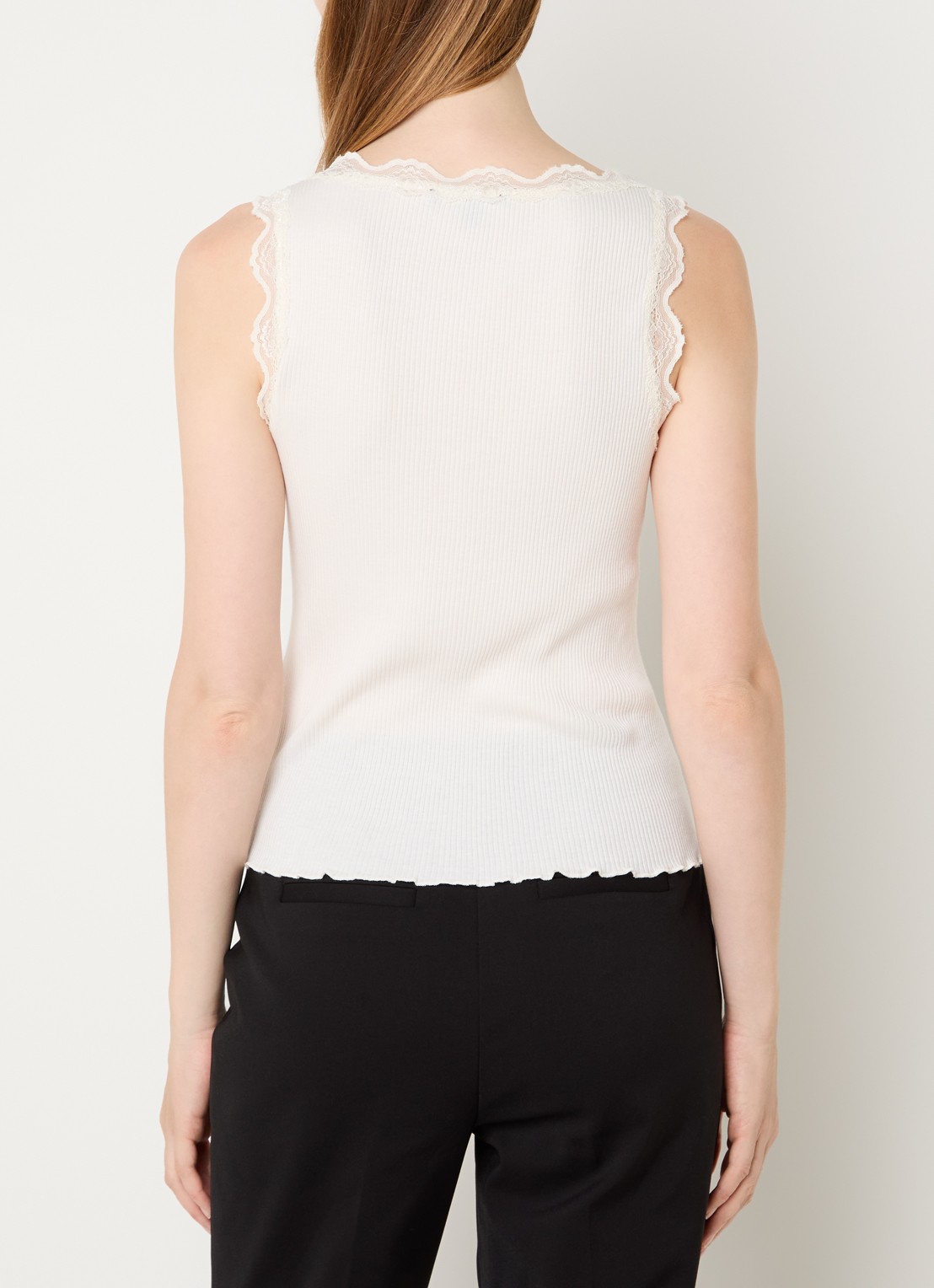 NIKKIE Arlynn tanktop met ribstructuur en details van kant - achterkant 3 gebroken wit